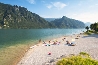 Badende am Ufer des Idrosees, Valle Sabbia, Provinz Brescia, Lombardei, Italien, Europa - RHPLF12033