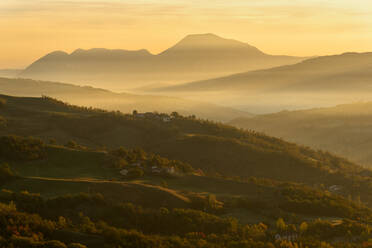 Herbst in Tosco Emiliano Apennin in der Morgendämmerung, Apuanische Alpen, Lizzano in Belvedere, Emilia Romagna, Italien, Europa - RHPLF12034