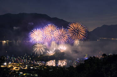 Feuerwerk, Ossuccio, Isola Comacina, Comer See, Lombardei, Italienische Seen, Italien, Europa - RHPLF12093