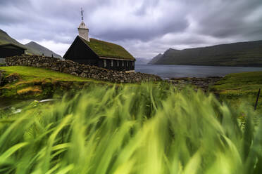 Kirche mit traditionellem Grasdach, direkt am Meer, Funningur, Insel Eysturoy, Färöer Inseln, Dänemark, Europa - RHPLF12099