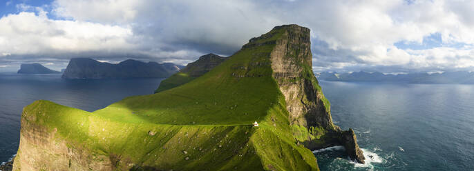 Panoramablick auf den Leuchtturm von Kallur, Insel Kalsoy, Färöer, Dänemark, Europa - RHPLF12110