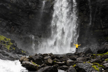 Wanderer am Fossa-Wasserfall, Insel Streymoy, Färöer Inseln, Dänemark, Europa - RHPLF12114