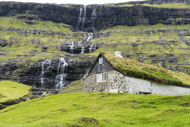 Traditionelles Haus mit Grasdach, Saksun, Insel Streymoy, Färöer Inseln, Dänemark, Europa - RHPLF12118