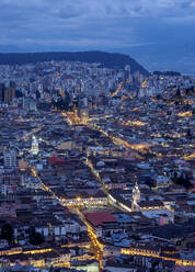 Altstadt von El Panecillo aus gesehen, Dämmerung, Quito, Provinz Pichincha, Ecuador, Südamerika - RHPLF12145