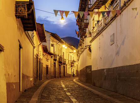 La Ronda Straße in der Dämmerung, Altstadt, Quito, Provinz Pichincha, Ecuador, Südamerika - RHPLF12153