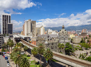 Skyline des Stadtzentrums mit Metrolinie und Kulturpalast Rafael Uribe Uribe, Medellin, Departement Antioquia, Kolumbien, Südamerika - RHPLF12199