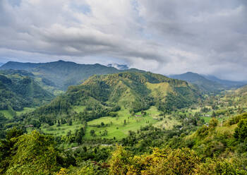 Landschaft des Quindio-Flusstals bei Sonnenuntergang, Salento, Departement Quindio, Kolumbien, Südamerika - RHPLF12212