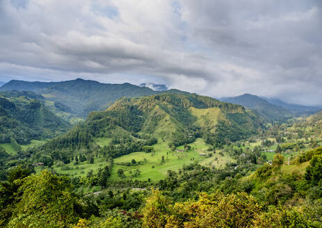 Landschaft des Quindio-Flusstals bei Sonnenuntergang, Salento, Departement Quindio, Kolumbien, Südamerika - RHPLF12212