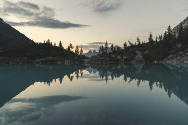 Sorapis-See bei Sonnenuntergang in Cortina d'Ampezzo, Italien, Europa - RHPLF12223