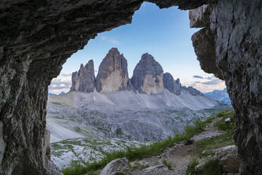 Blick von der Felshöhle der Drei Zinnen von Lavaredo in Italien, Europa - RHPLF12229