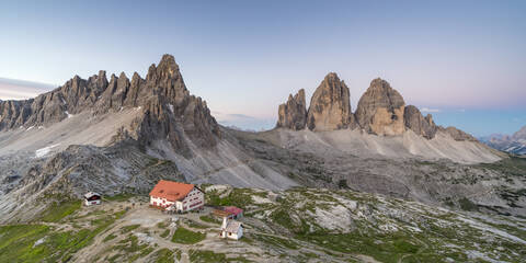 Dreizinnen-Hütte am Monte Paterno und Drei Zinnen von Lavaredo in Italien, Europa, lizenzfreies Stockfoto