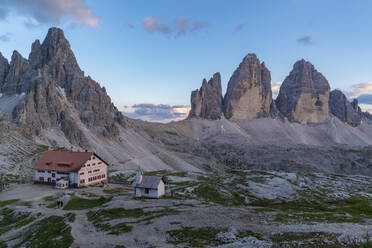 Dreizinnen-Hütte am Monte Paterno und Drei Zinnen von Lavaredo in Italien, Europa - RHPLF12237