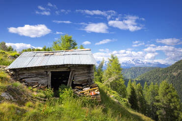 Alte Hütte mit Rhätischen Alpen im Hintergrund, Valgerola, Orobie Alpen, Valtellina, Lombardei, Italien, Europa - RHPLF12256