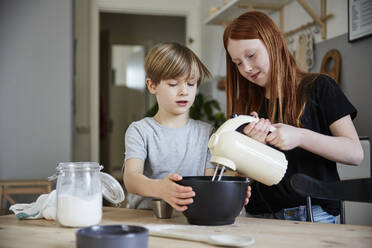 Kinder, die einen elektrischen Mixer benutzen - JOHF00937