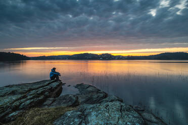 Mann mit Blick auf Sonnenuntergang - JOHF00940