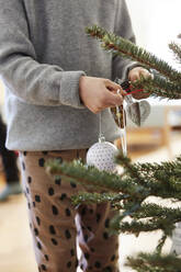 Junge beim Schmücken des Weihnachtsbaums - JOHF00951