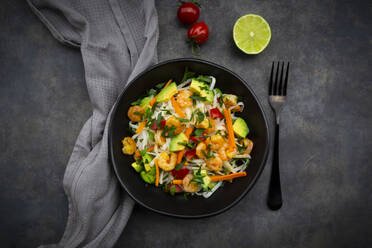 Directly above shot of cellophane noodles with shrimps and vegetables in bowl on table - LVF08262