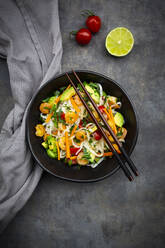 Directly above shot of cellophane noodles with shrimps and vegetables served in bowl on table - LVF08265