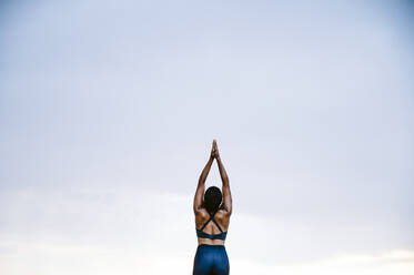 Frau übt Yoga im Regen - OCMF00728