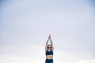 Frau übt Yoga im Regen - OCMF00729