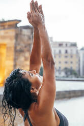 Frau übt Yoga im Regen - OCMF00740