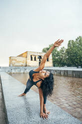 Frau übt Yoga im Regen - OCMF00741