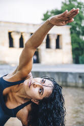 Frau übt Yoga im Regen - OCMF00742