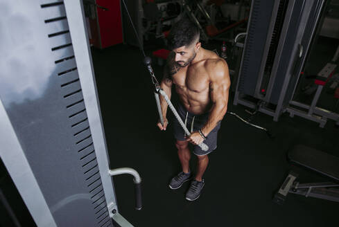 Muskulöser Mann beim Training im Fitnessstudio - LJF00997