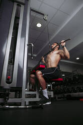 Muskulöser Mann beim Training im Fitnessstudio - LJF00999