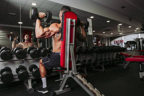 Muskulöser Mann beim Training im Fitnessstudio - LJF01001