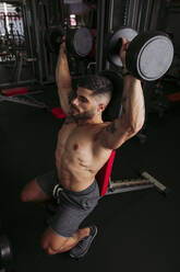 Muskulöser Mann beim Training im Fitnessstudio - LJF01002
