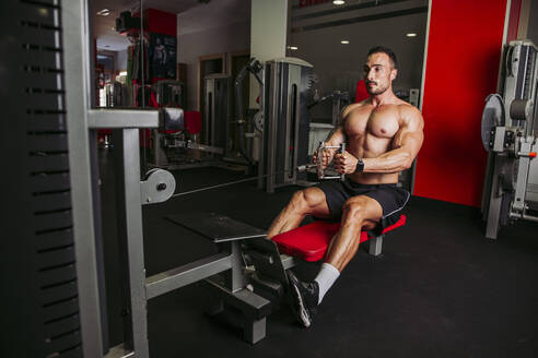 Muskulöser Mann beim Training im Fitnessstudio - LJF01006