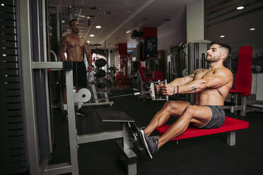 Muskulöse Männer trainieren im Fitnessstudio - LJF01008