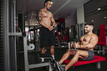 Muskulöse Männer trainieren im Fitnessstudio - LJF01009
