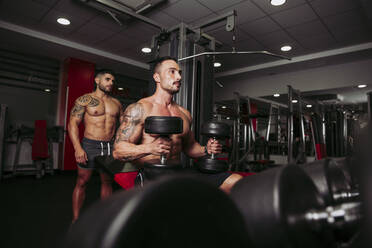 Muskulöse Männer trainieren im Fitnessstudio - LJF01010