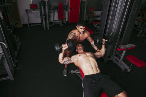 Muskulöse Männer trainieren im Fitnessstudio - LJF01012