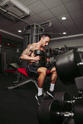 Muskulöser Mann beim Training im Fitnessstudio - LJF01014
