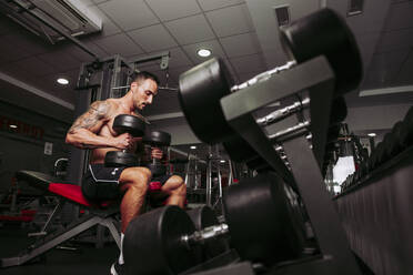 Muskulöser Mann beim Training im Fitnessstudio - LJF01015