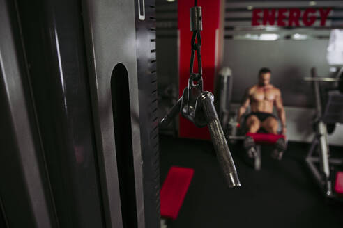 Muskulöser Mann beim Training im Fitnessstudio - LJF01019