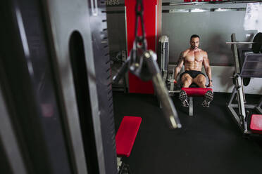 Muskulöser Mann beim Training im Fitnessstudio - LJF01020