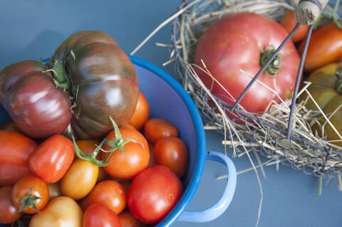 Hochformatige Ansicht von Tomaten in Behältern auf dem Tisch, lizenzfreies Stockfoto