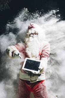 Weihnachtsmann zeigt digitales Tablet - OCMF00754