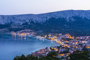 Luftaufnahme der Häuser am Meer gegen den Berg in Baska bei Sonnenuntergang, Insel Krk, Kroatien - WVF01412