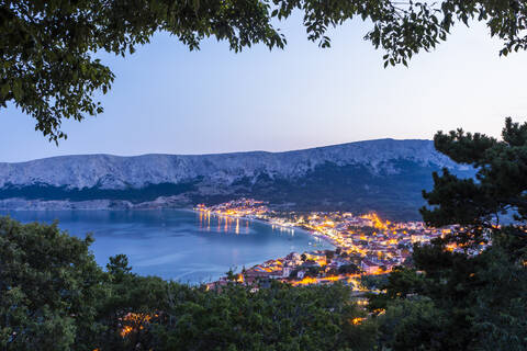 Luftaufnahme von Häusern am Meer gegen den klaren Himmel in Baska bei Sonnenuntergang, Insel Krk, Kroatien, lizenzfreies Stockfoto