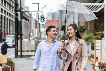 Glückliches Paar mit Regenschirm in Ginza, Tokio, Japan - MCVF00019