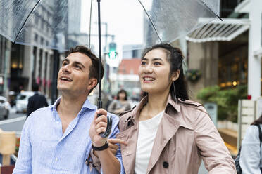 Glückliches Paar mit Regenschirm in Ginza, Tokio, Japan - MCVF00020