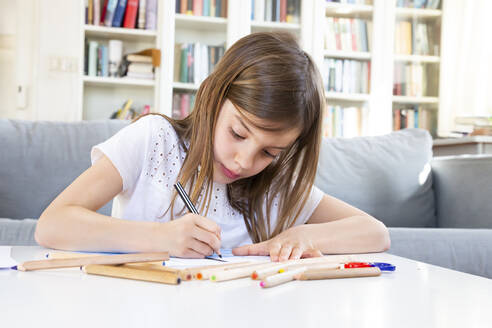 Porträt eines Mädchens, das zu Hause mit Buntstiften zeichnet - LVF08268