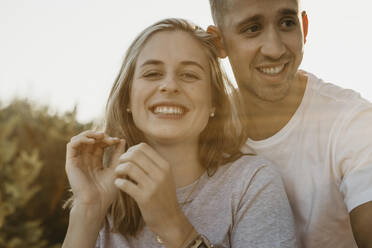 Portrait of young smiling couple - LHPF00853