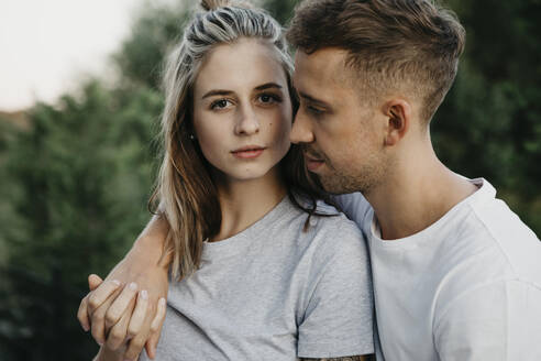 Porträt eines jungen Paares, Arm um Arm - LHPF00869