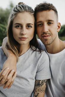 Porträt eines jungen Paares, Arm um Arm - LHPF00870